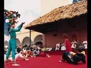 Stare azteckie tańce podczas spotkania ze wszystkimi wspólnotami autochtonicznej ludności Ameryki, które odbyło się w sanktuarium Matki Boskiej z Izamal.