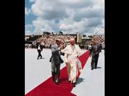Papież został powitany na lotnisku w Merida przez prezydenta Republiki Meksykańskiej Carlosa Salinasa de Gortari